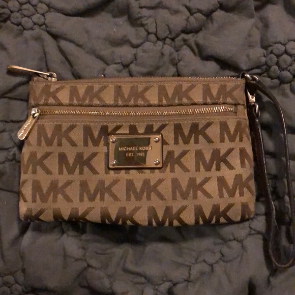Michael Kors Handbags - Michael Kors Wristlet